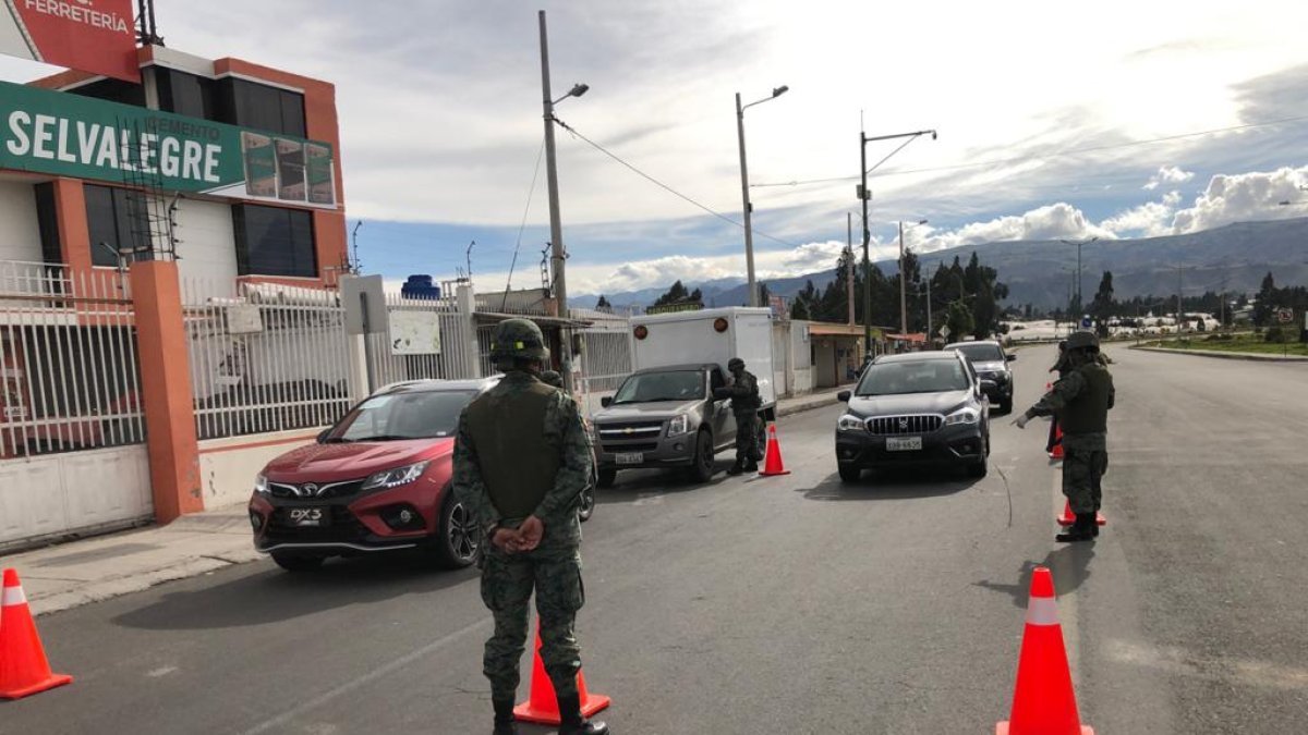 Los militares de la Brigada Patria, en Latacunga, efectúan controles de armas, municiones y explosivos en distintos lugares.