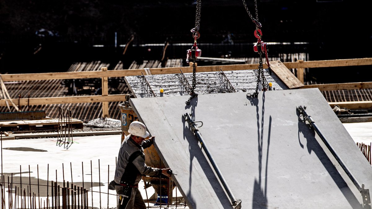 Un trabajador en una obra de construcción en el centro de Dresde, uno de los sectores económicos golpeados por la pandemia de coronavirus.