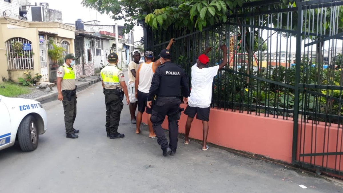 La Policía  ha emprendido varias acciones para impedir que la ciudadanía salga innecesariamente de casa.