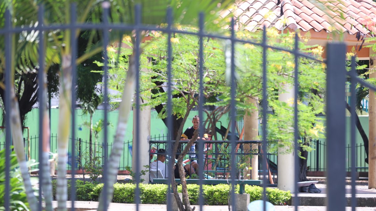 Hecho. En los parques de Guayaquil, donde hay más casos de COVID-19, es común ver aún a personas reunidas.
Foto: