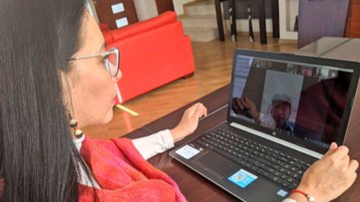 Diana Atamaint dio este 23 de marzo una rueda de prensa virtual, la primera desde que inició el aislamiento.