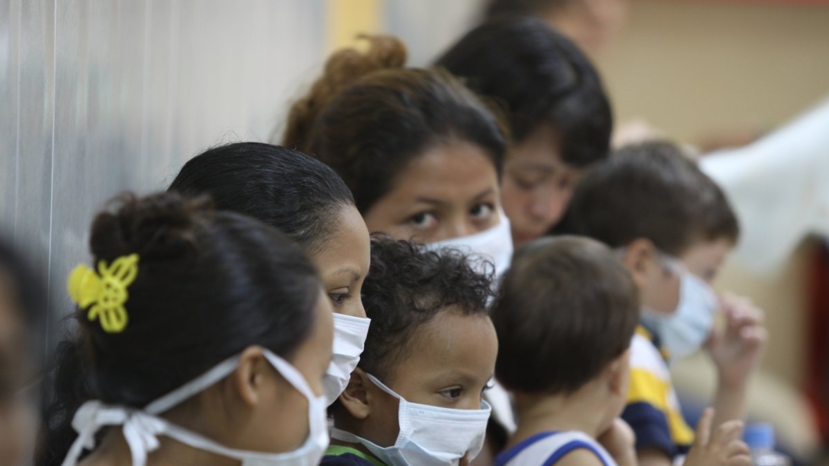 Con el contagio comunitario, es prudente el uso de la mascarilla a todas horas.