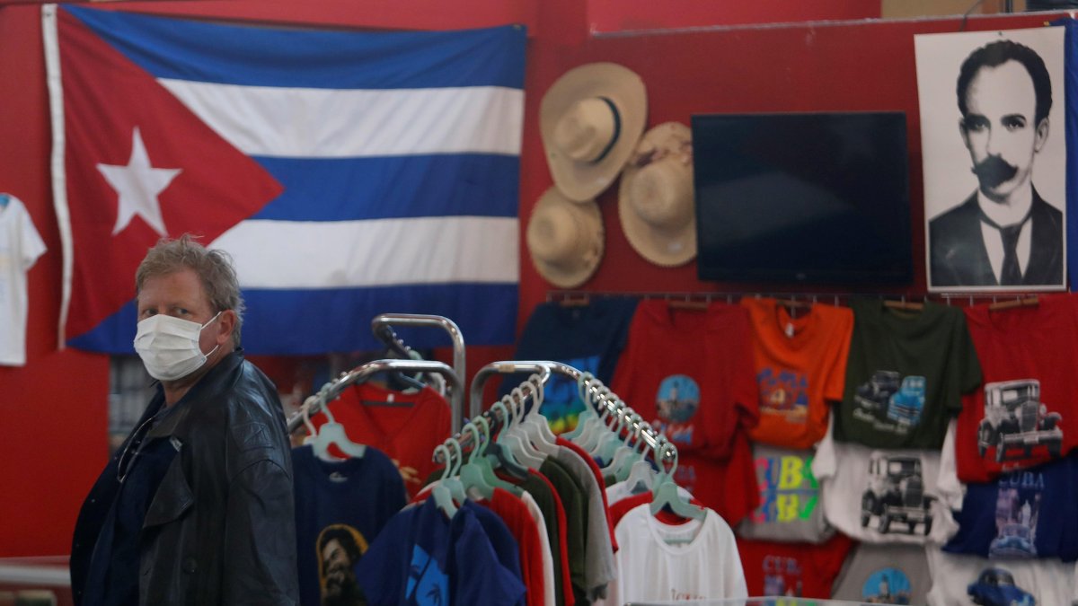 Un pasajero en el aeropuerto de La Habana espera la partida de su vuelo antes del cierre de las fronteras.