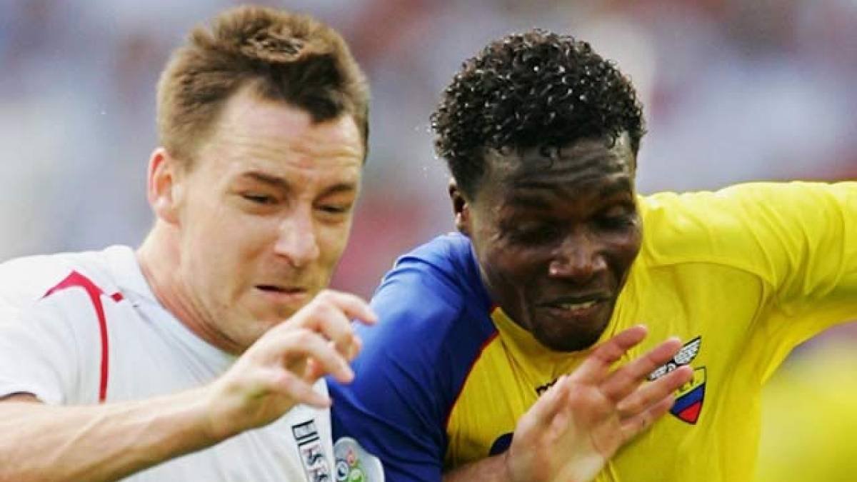 Carlos Tenorio (d), cuando jugaba por la Tri, en el duelo ante Inglaterra.