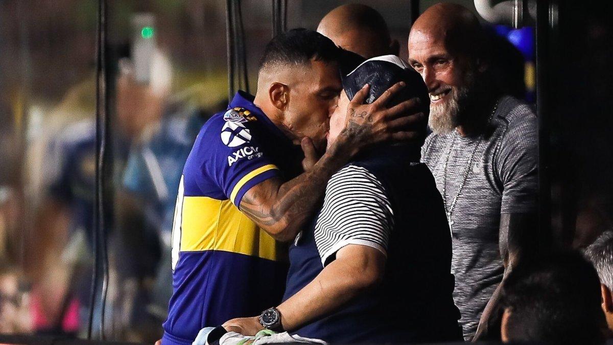 Diego Armando Maradona y Carlos Tévez empezaron el partido ante Gimnasia con una muestra de cariño.
