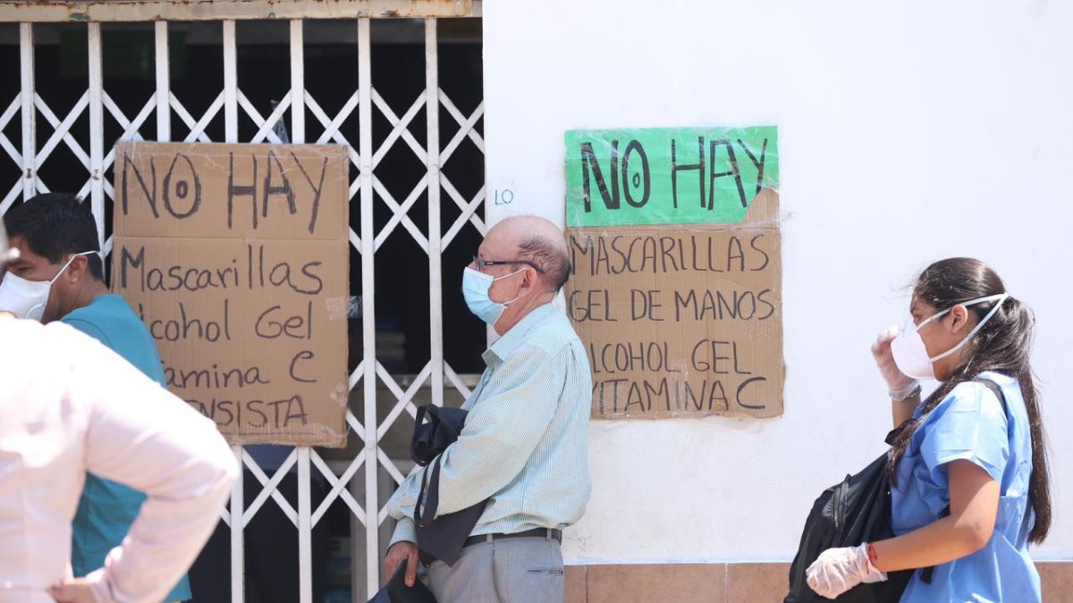 Largas filas de personas se registraron en farmacias de Guayaquil, este martes 24 de marzo de 2020.