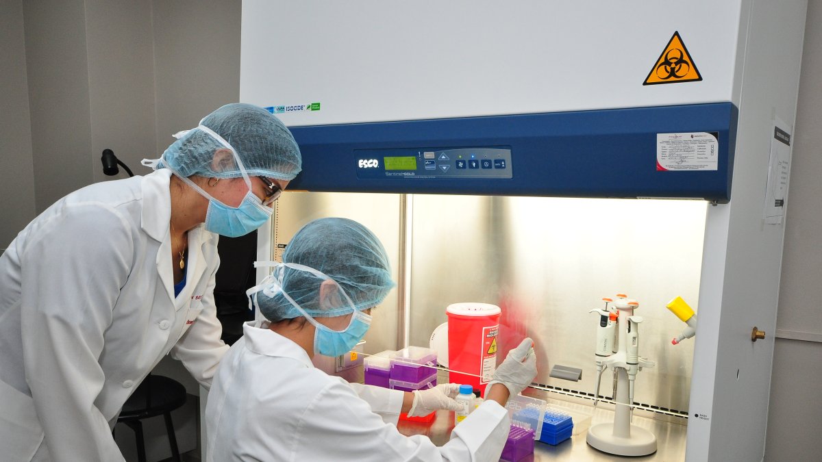 Los laboratorios de la UEES  cuenta con los profesionales para realizar exámenes de detección del coronavirus.