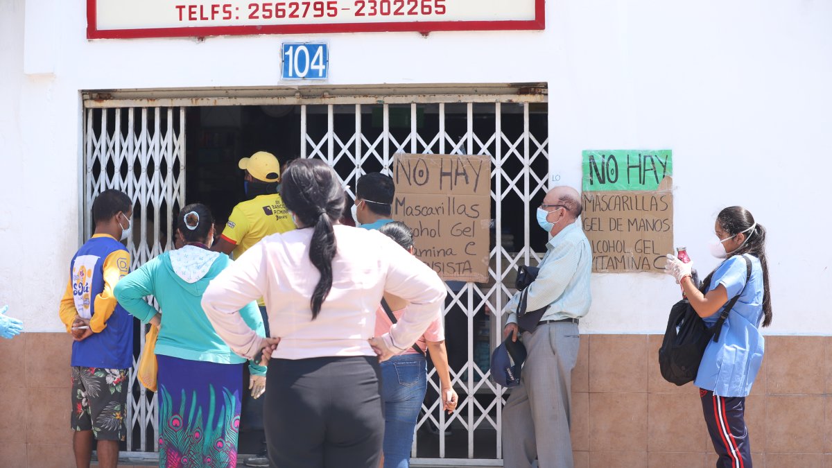 Aglomeración. Decenas de personas repletaron las farmacias en busca de medicamentos.