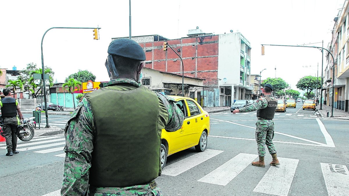 Control de movilidad en algunas calles del suburbio, el pasado 18 de marzo. Participaron miembros del Ejército.