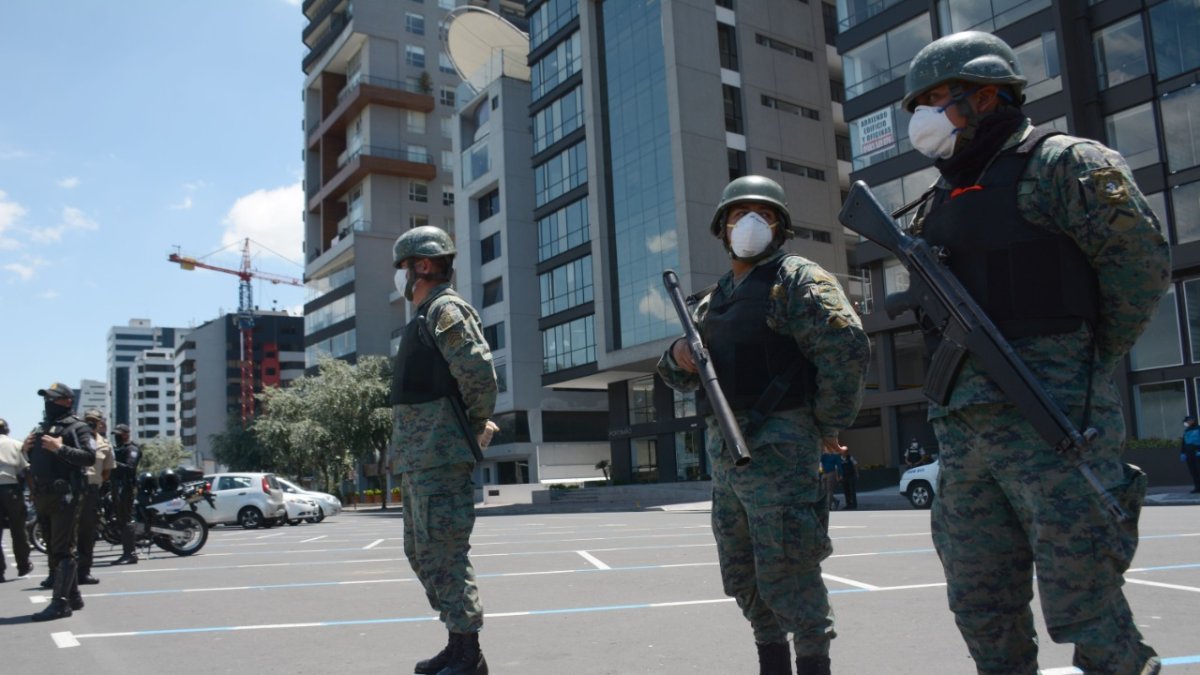 Militares y policías están en contacto directo con los ciudadanos y experimentan alto riesgo de contagio.
