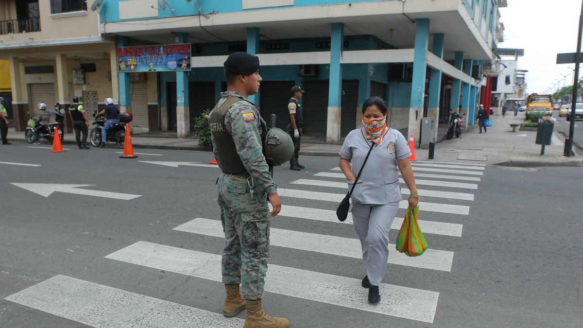 El toque de queda se amplía. Ahora iniciará a la 14:00 y los militares participarán del resguardo de la provincia y el cumplimiento de la medidas.