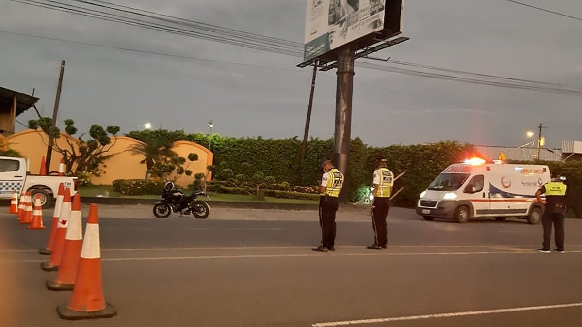 Agentes de tránsito de Babahoyo bloquearon el ingreso a las ambulancias que llevaban pacientes con coronavirus.