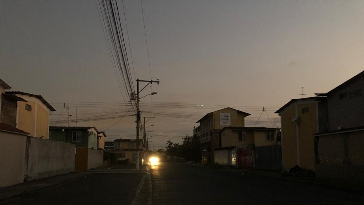 Habitantes de Mucho Lote reclamaron por la oscuridad en su sector.