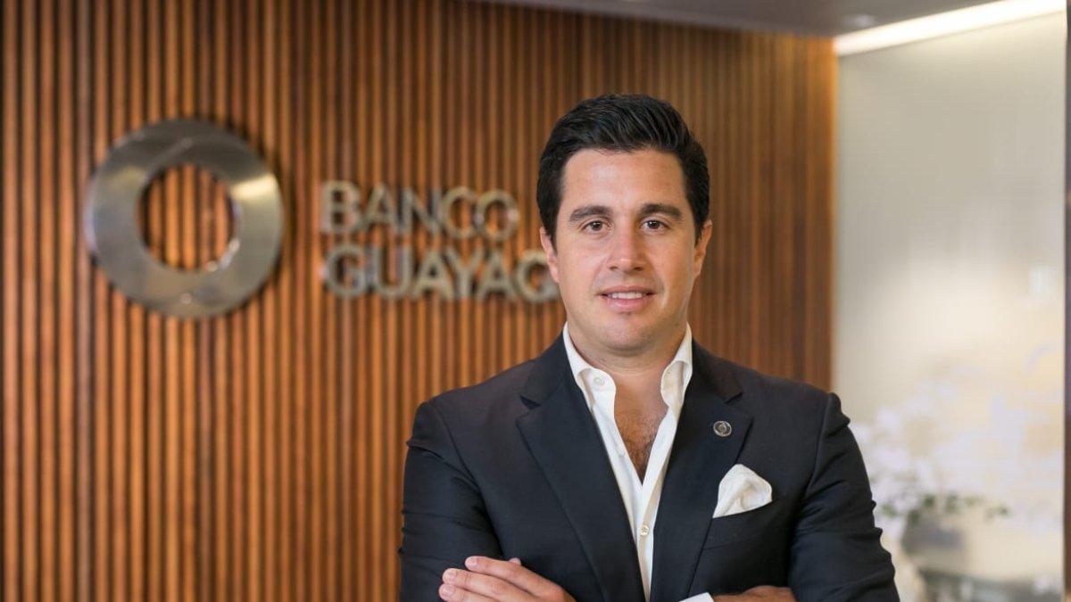 Economista por la Penn State University y máster en administración de negocios en el IDE Bussiness School.