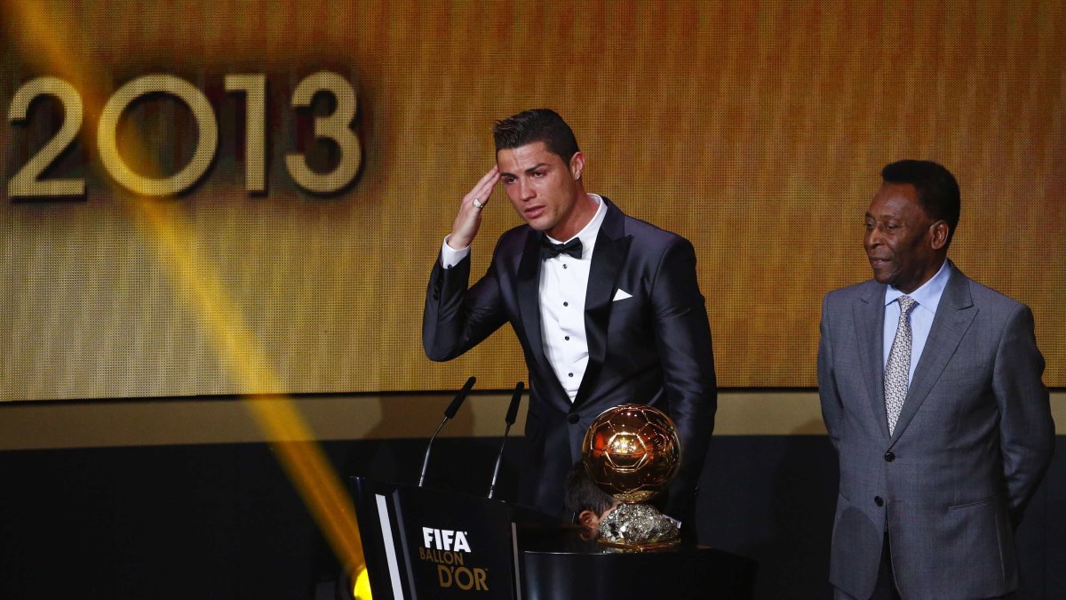 Pelé (d) cree que Cristiano Ronaldo es el mejor jugador de fútbol en la actualidad.