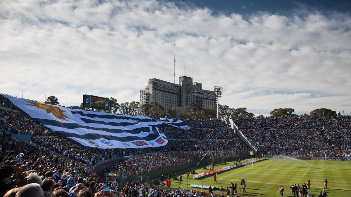 El estadio Centenario es donde hace de local la selección uruguaya de fútbol.