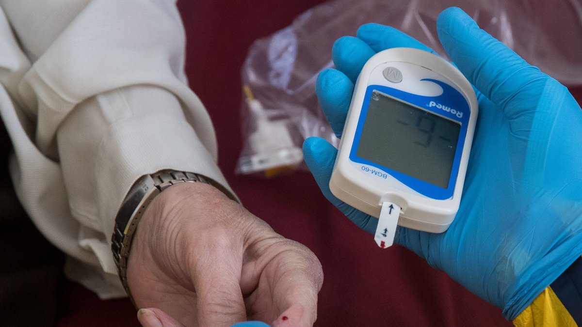 Un médico le hace el test a un paciente potencialmente infectado con el coronavirus, en Bruselas.