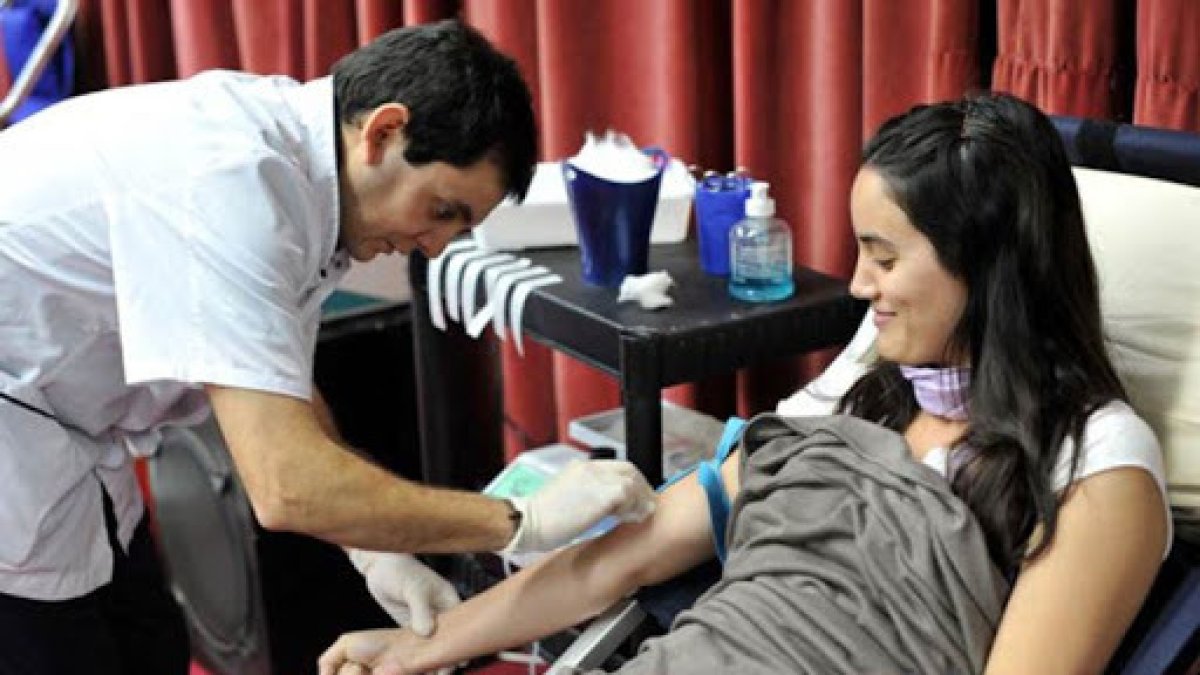 Una persona dona sangre en la Cruz Roja.