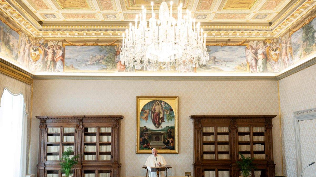 ROMA. El papa Francisco ofrece el Angelus recluido en la Biblioteca del Palacio Apostólico en el Vaticano.