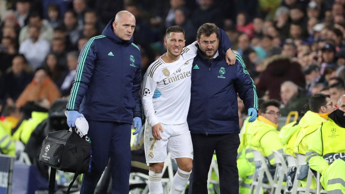 En noviembre de 2019, el delantero del Real Madrid (c) se retiró lesionado, durante el partido de la quinta jornada de la fase de grupos de la Liga de Campeones ante el Paris Saint Germain.