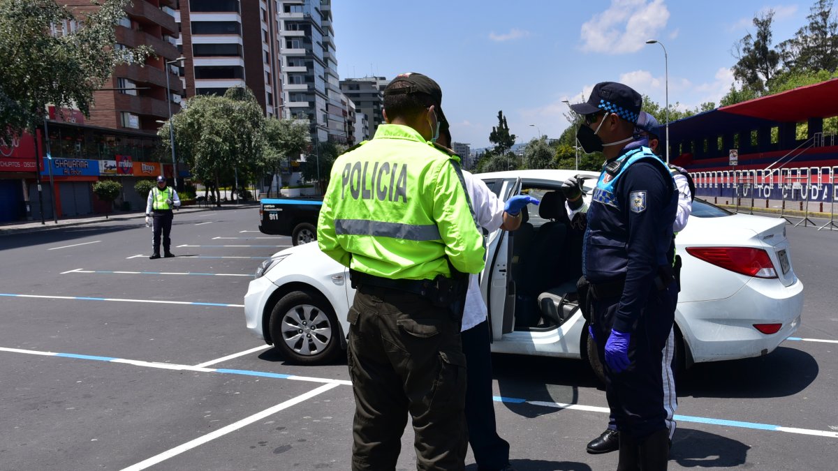 La Policía efectúa operativos de control del cumplimiento de la restricción vehicular, estado de excepción y toque de queda.