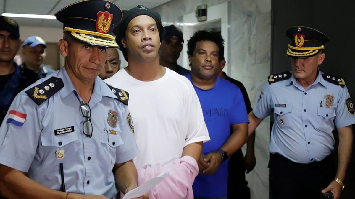 Ronaldinho estuvo en la cárcel de Paraguay junto a su hermano. El 21 de marzo cumplió 40 años de edad, pero tras las rejas.
