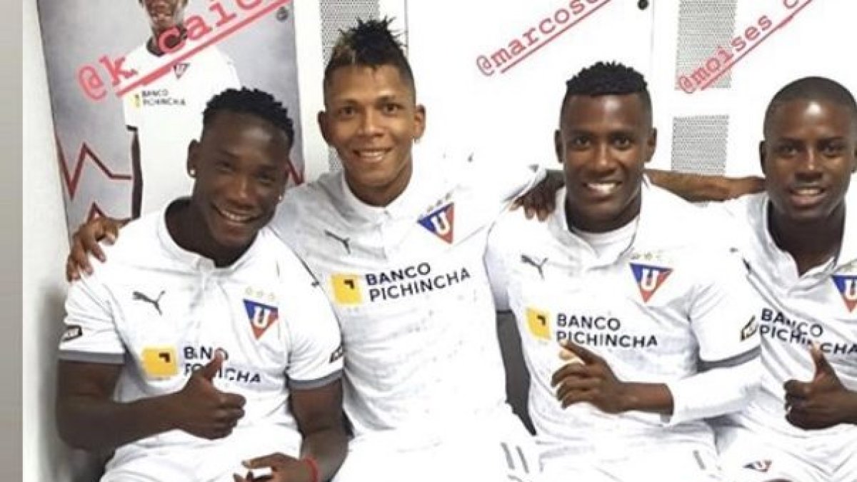 Marcos Caicedo, junto a sus compañeros en Liga de Quito.