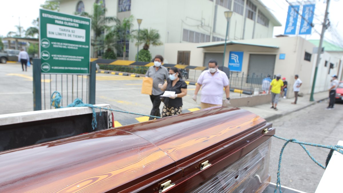 Fallecidos sospechoso de COVID-19 serán colocados en una fosa común en construcción.