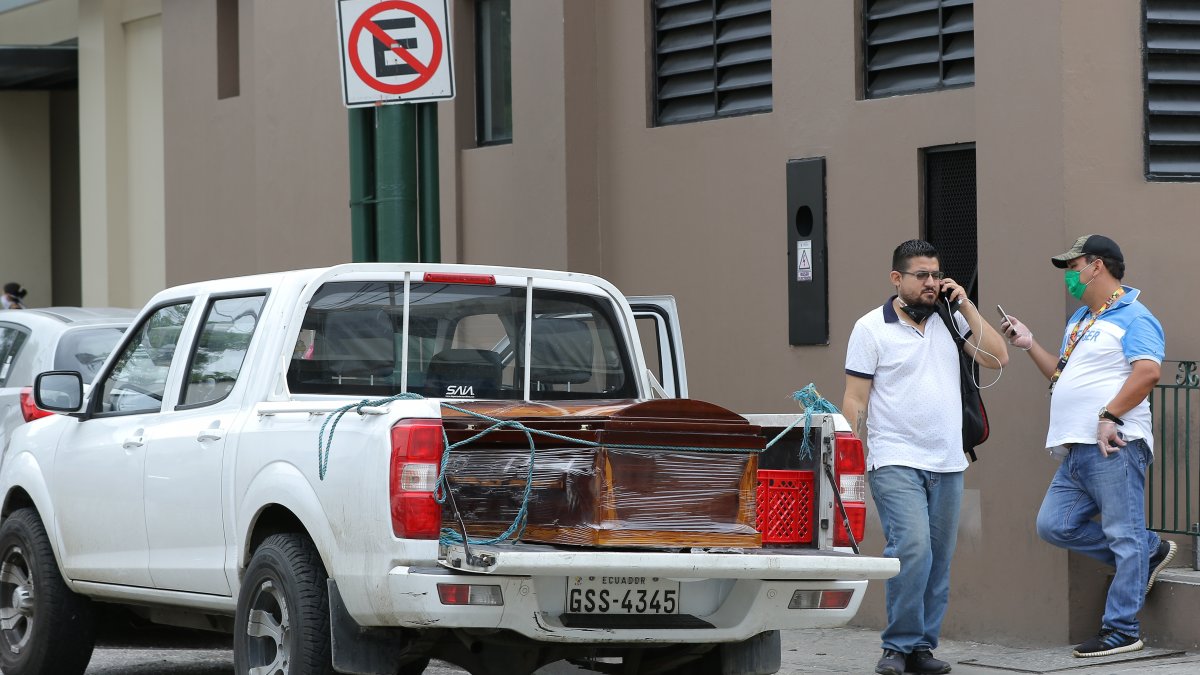 De acuerdo al protocolo de Salud, la simple sospecha de contagio tiene que derivar en una cremación.