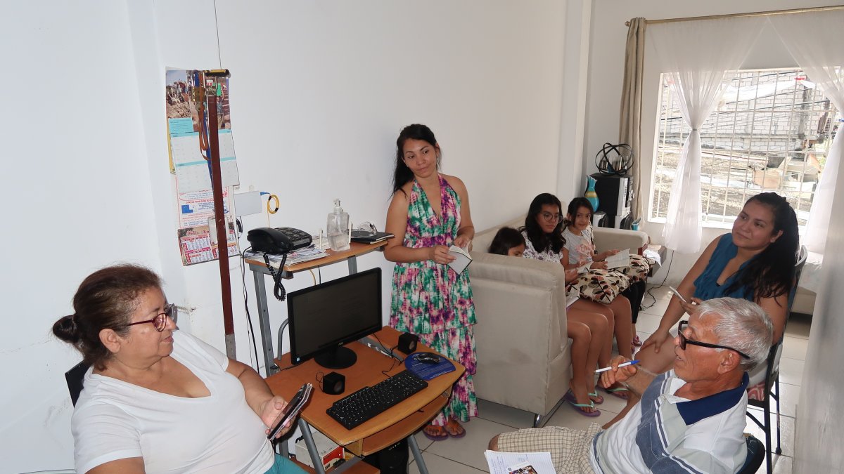 Las familias aprovechan en momento para leer la biblia, jugar y realizar juntos diversas actividades.