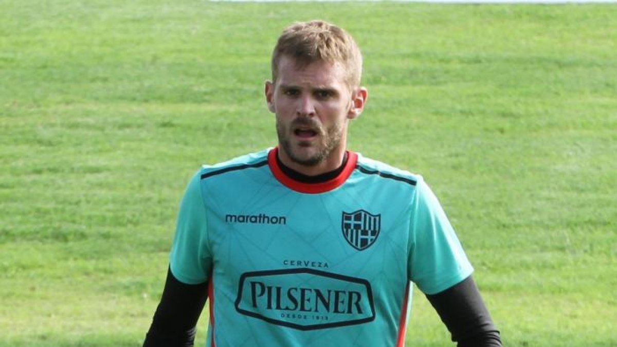 Javier Burrai, arquero de Barcelona, está alejado de las canchas por una lesión.