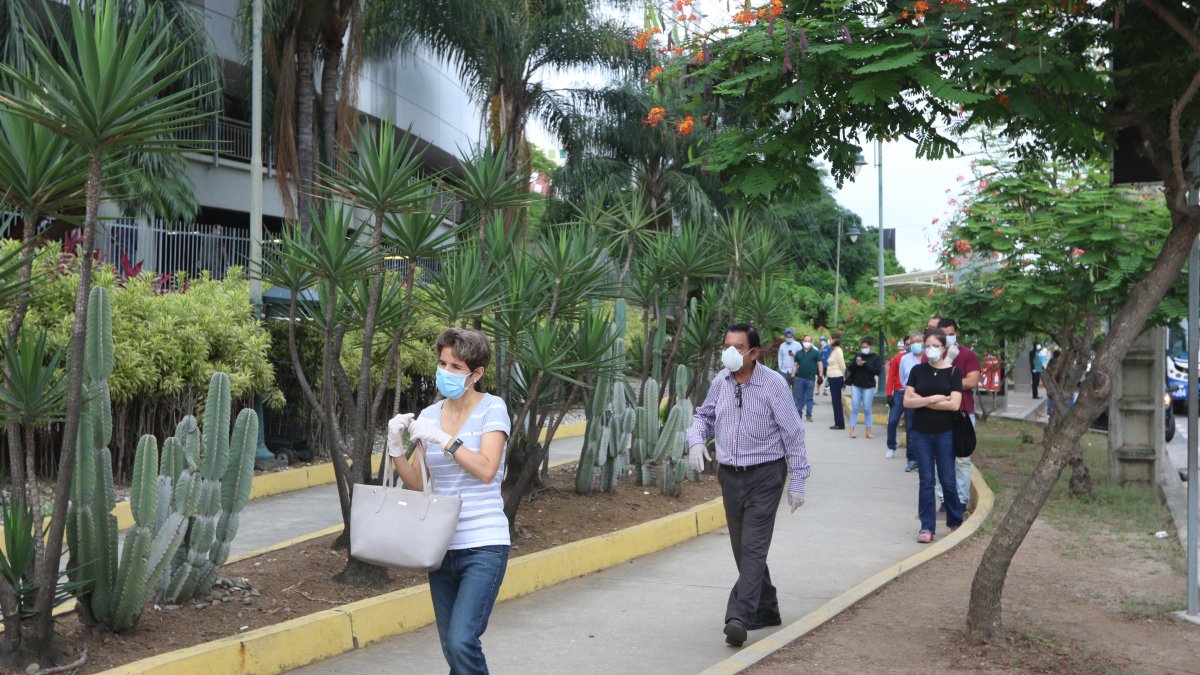 Al Megamaxi de la avenida del Bombero, los usuarios empezaron a llegar antes de las 07:00.