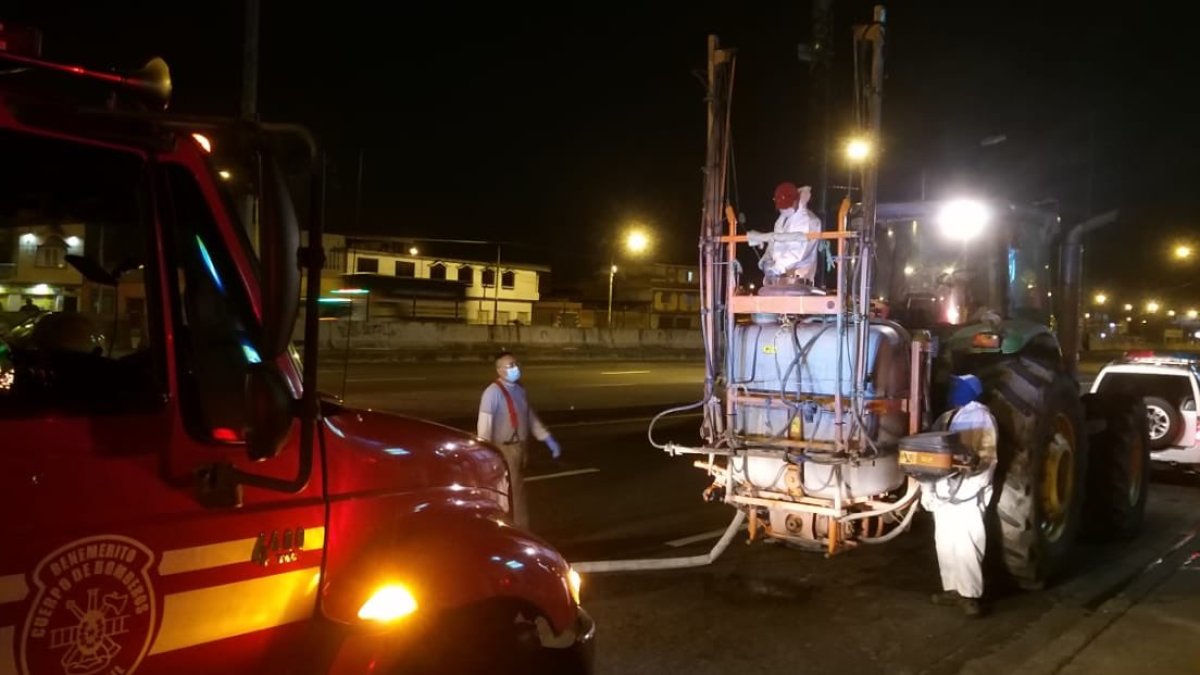 Acción. Bomberos de Guayaquil participan en el proceso de fumigación.