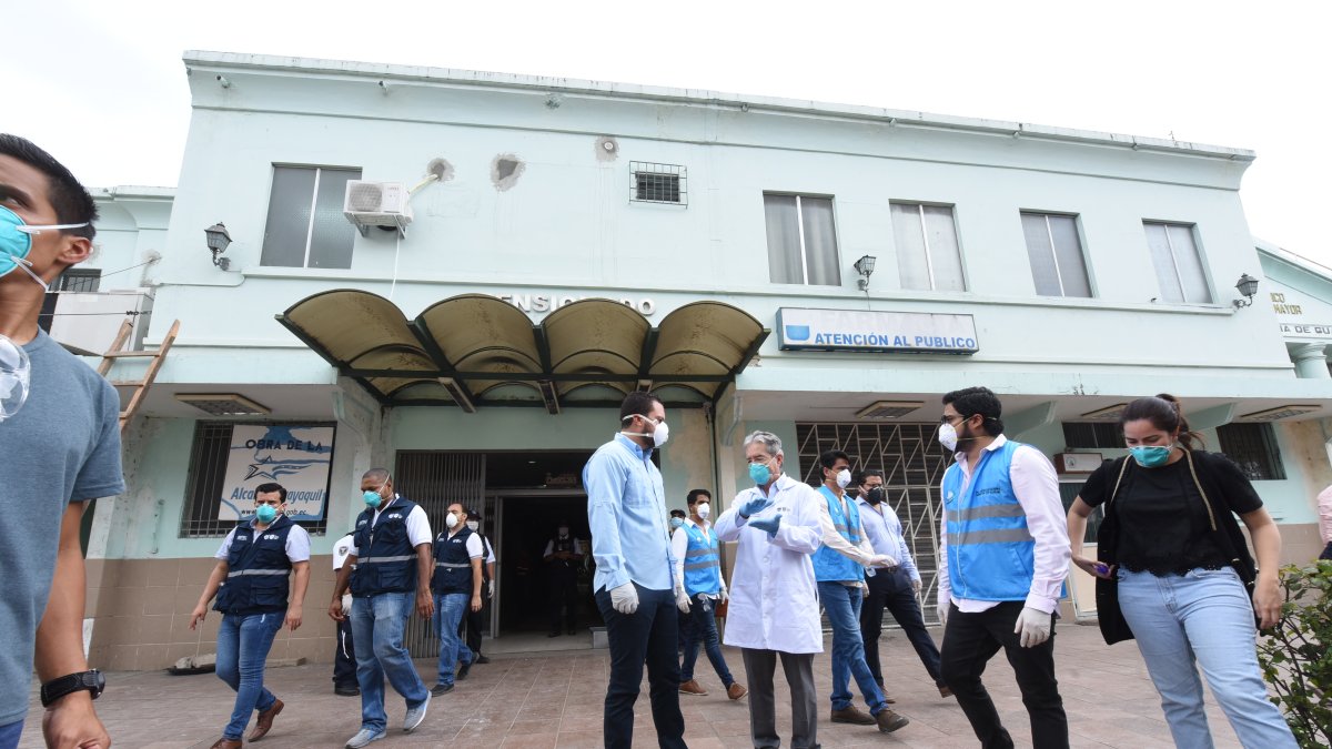  El vicealcalde de Guayaquil, Josué Sánchez, y el Ministro de Salud, Juan Carlos Zevallos, en un recorrido pasado en la antigua maternidad Sotomayor.