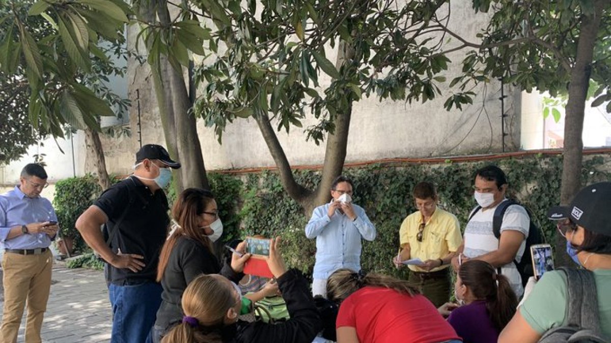 El Embajador de Ecuador el México, Enrique Ponce de León, se ha reunido con algunos ecuatorianos que buscan el retorno al país.