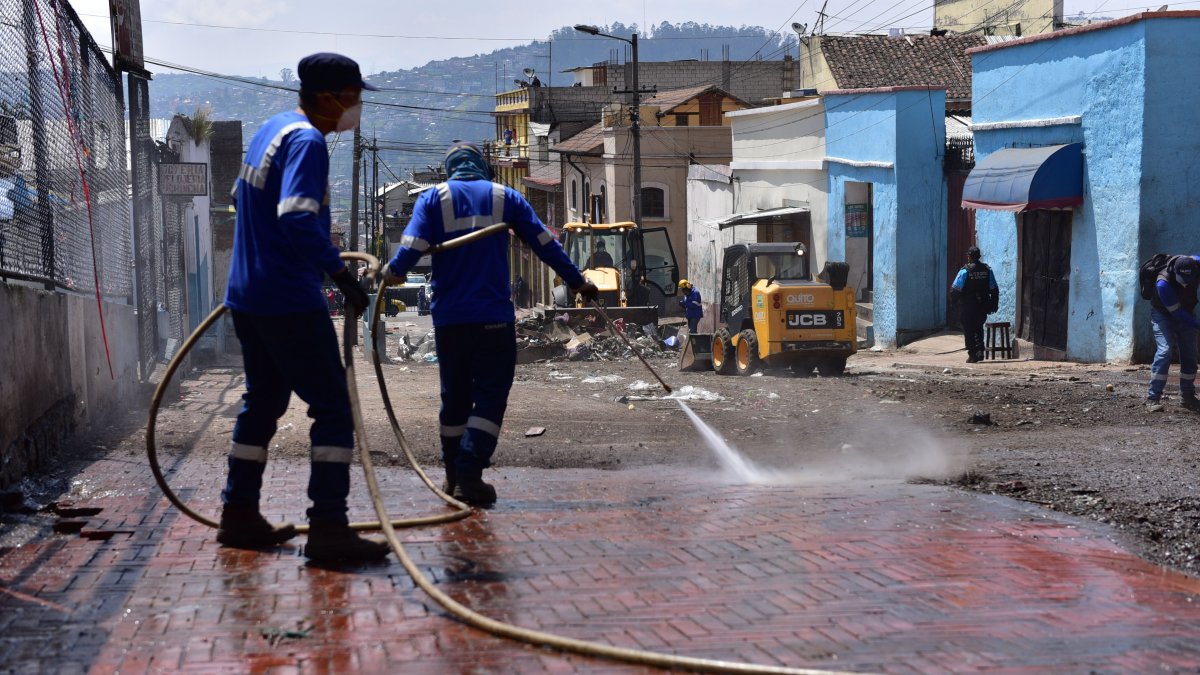 Actividad. Personal de Emaseo efectúa tareas de lavado y limpieza en sitios recuperados de vendedores informales.
