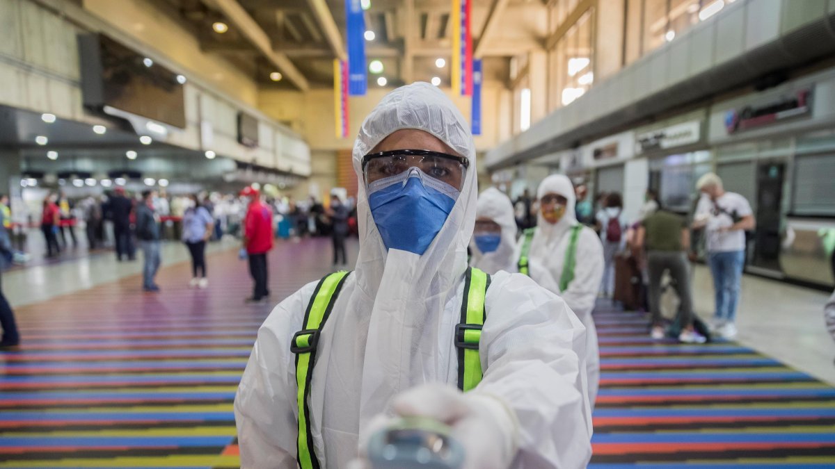 CARACAS. Un trabajador sanitario posa mientras hace guardia este jueves, en el Aeropuerto Internacional Simón Bolívar de Maiquetía, en La Guaira.