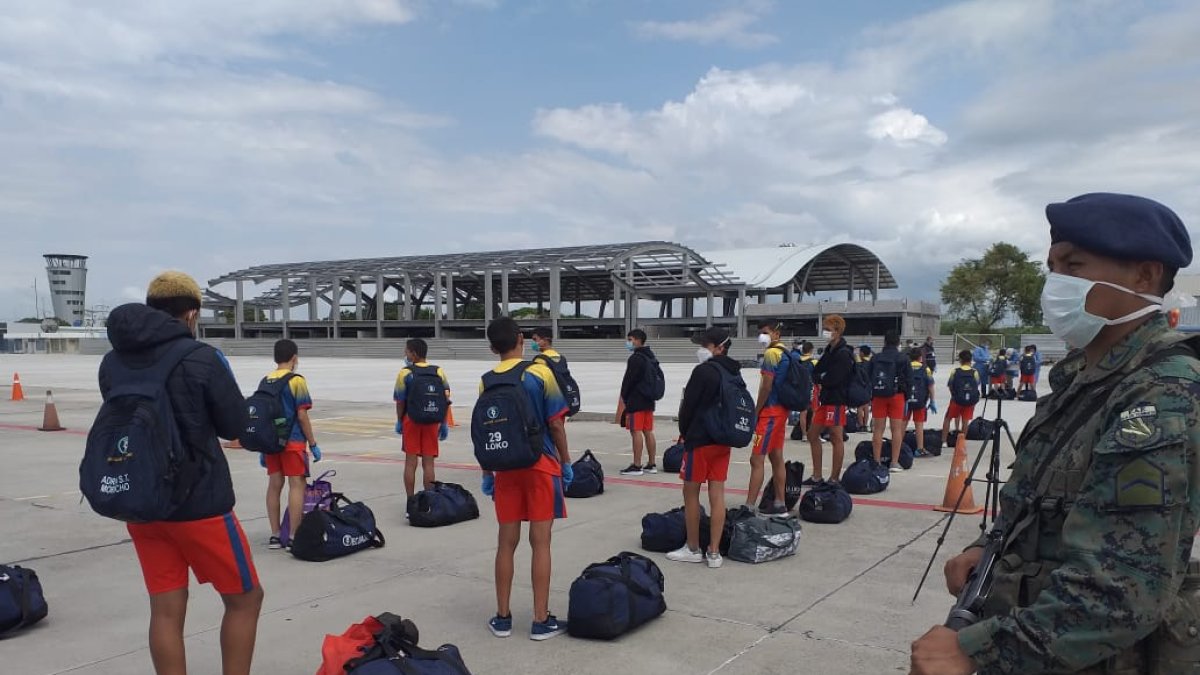 La semana pasada un avión de la Fuerza Aérea trajo desde Chile a 37 niños en un vuelo humanitario.