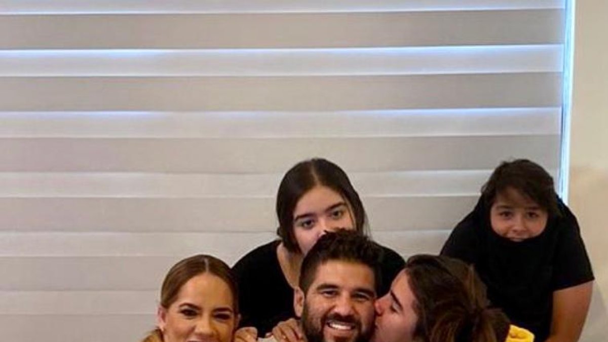 Gabriela con su esposo Dalo, quien cumplió 38 años, y sus hijos.