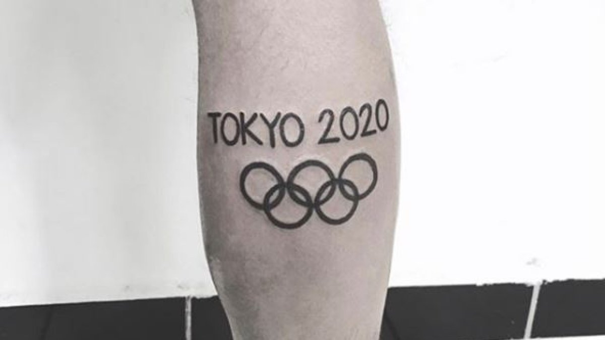 El fondista Derlis Ayala (Paraguay) pide ayuda para cambiar su tatuaje.