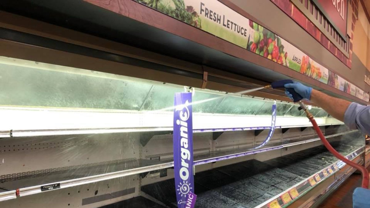 El supermercado se vio obligado a botar todos los alimentos por precaución.
