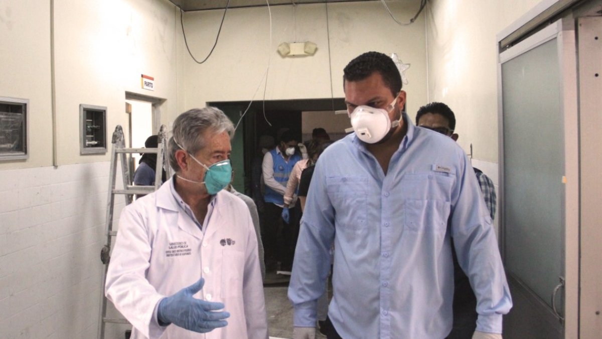 El ministro de Salud, Juan Carlos Zevallos, en un recorrido en Guayaquil