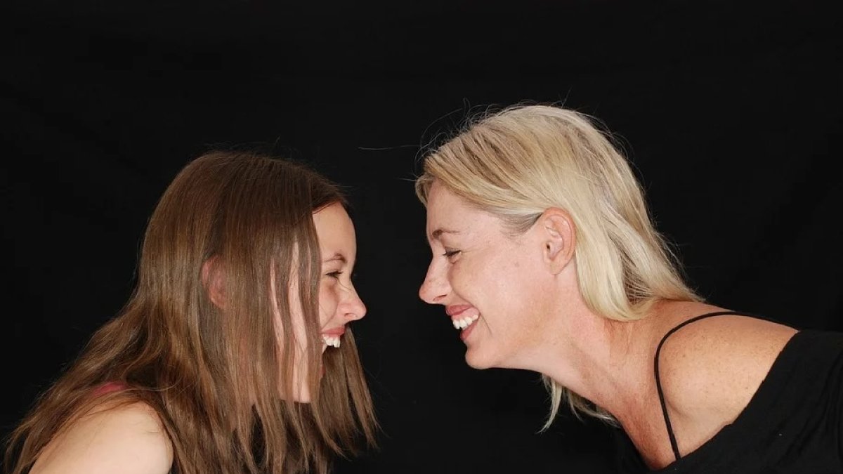 La clave para el acercamiento es utilizar algún tema de interés de tu hijo.