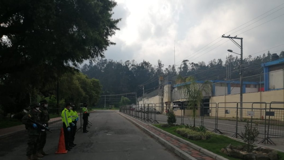 A diario, militares y policías mantienen vigilado el Centro de Rehabilitación de Loja para evitar desmanes.