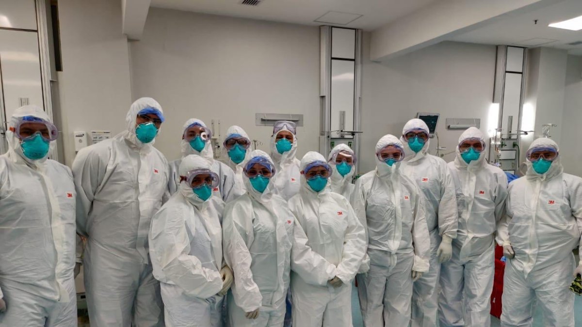 Médicos del Hospital General del Guasmo recibieron los trajes de protección donados por la República Popular China.