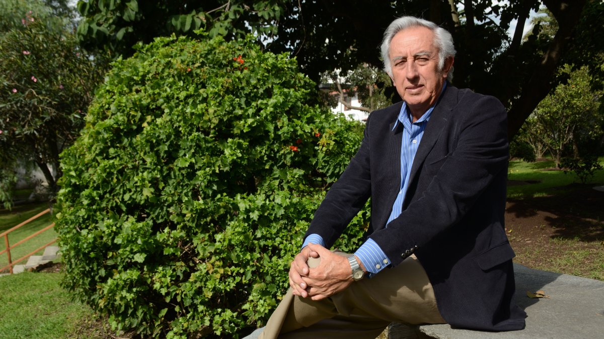 Conductor y productor de variados y entretenidos programas radiales. Descubrió las delicias de este medio en un bien logrado recorrido de dos décadas.