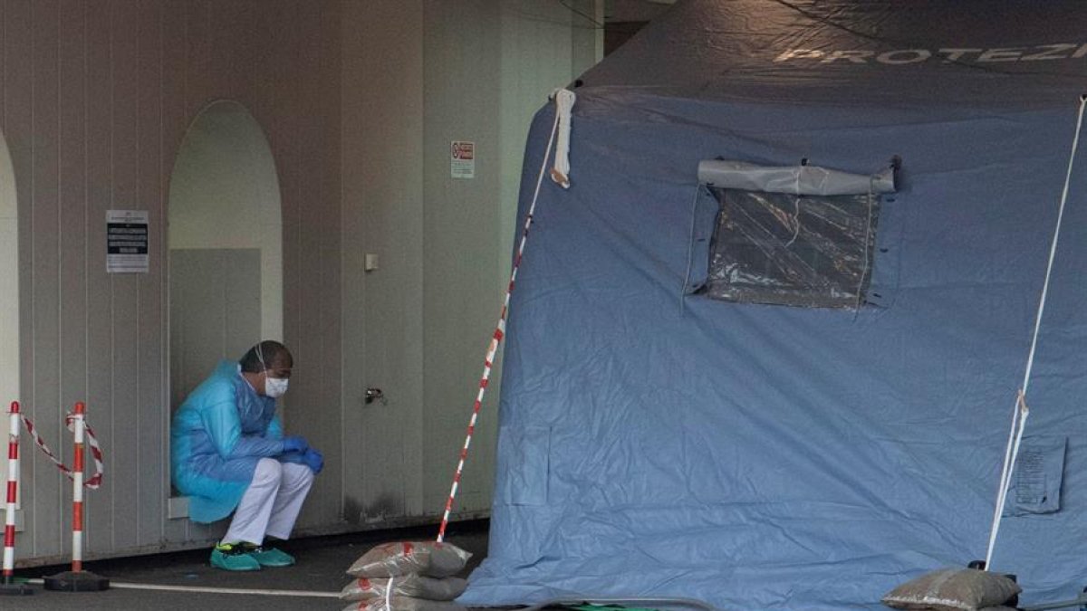 Un médico en la zona de pretriaje, para todos los pacientes, durante una visita guiada a la nueva sala destinada alCovid-19 del hospital Tor Vergata en Roma, Italia.