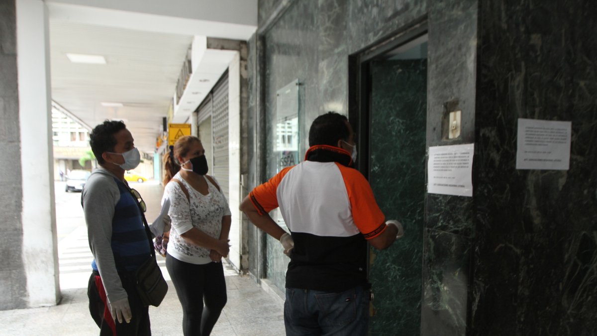 Issfa. En orden, los jubilados de las Fuerzas Armadas retiran remedios.