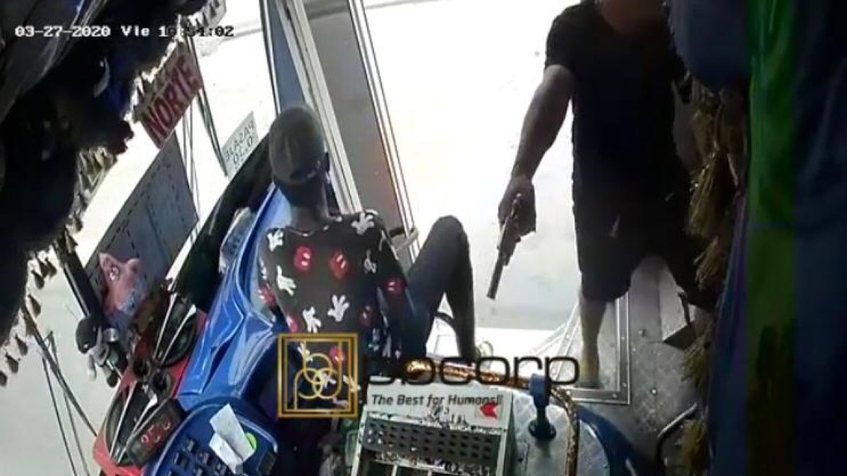 El antisocial dispara al conductor en el estómago.