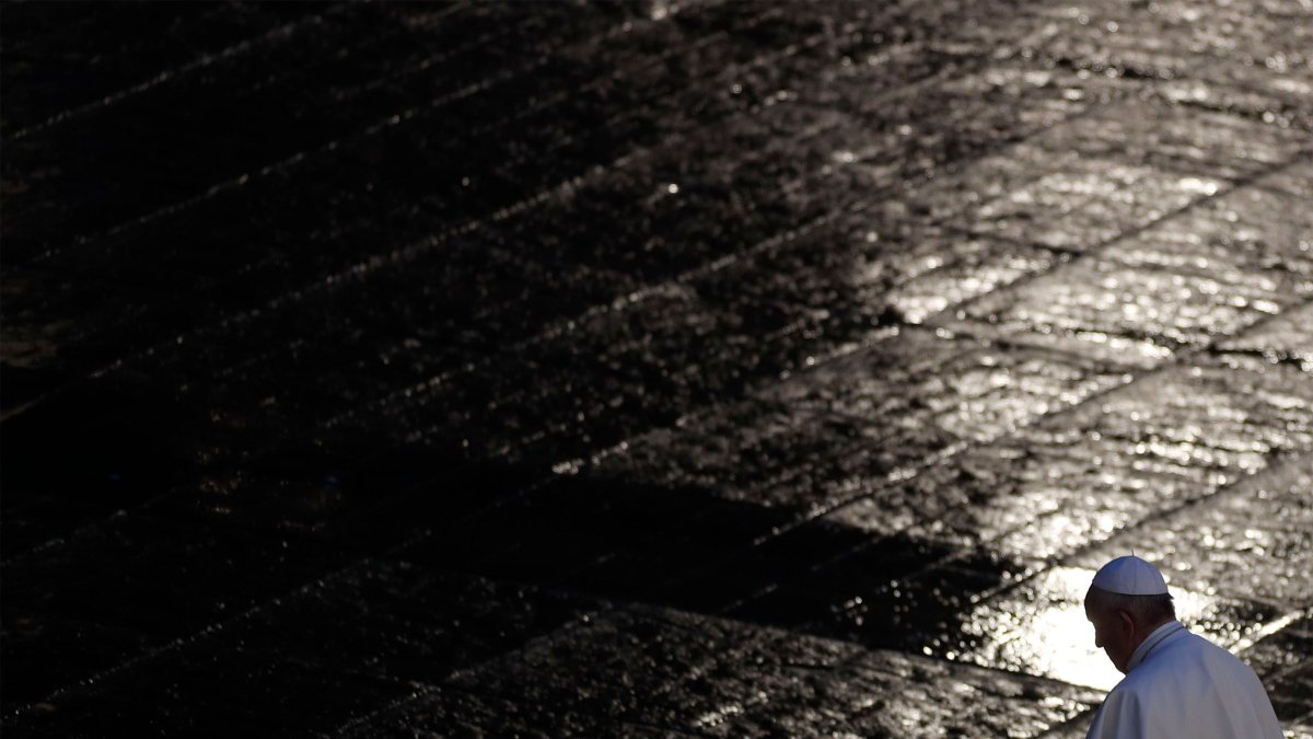 ROMA. El papa Francisco durante la bendición 'Urbi et Orbi' (a la ciudad y al mundo) a todos los fieles y que fue retransmitido por televisión, internet y radio a las 12:00 de ayer.